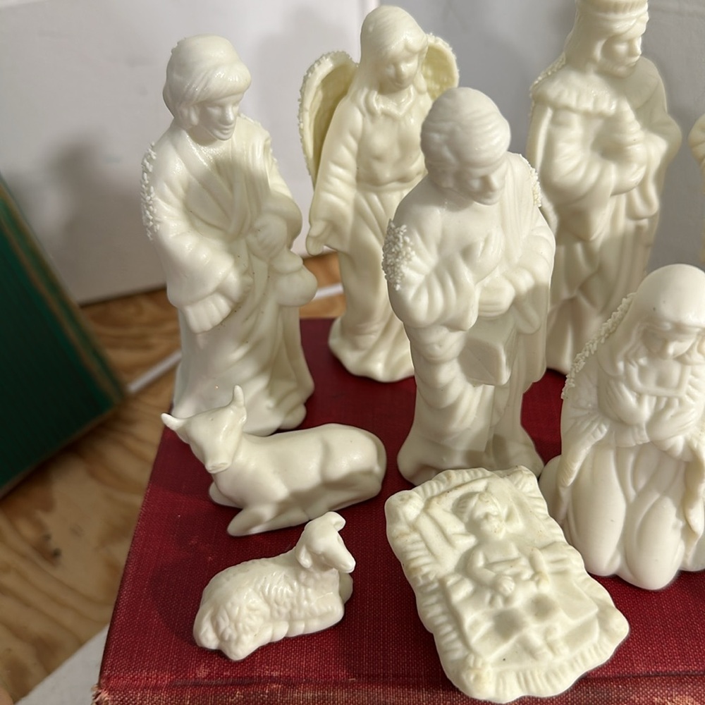 Vintage small bisque White Nativity Figurine Set - Picture 5 of 8